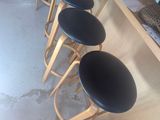 quatre tabourets posés au comptoir de la cuisine