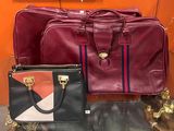 trois sacs posés les uns à côté des autres sur une table