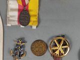 un grand nombre d'objets posés sur la table