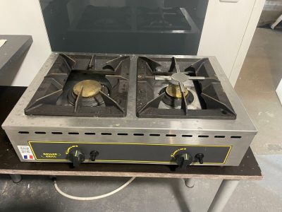 une cuisinière à gaz équipée de deux brûleurs