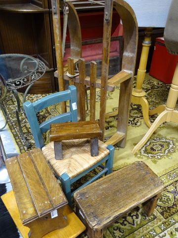 Lot de repose-pieds, chaise enfant paillée, petits bancs, une lug...
