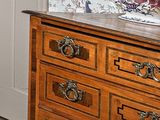 un tableau accroché au mur au-dessus d'une commode dans une pièce