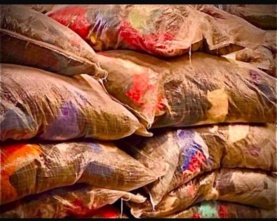 de nombreux sacs de sable empilés les uns sur les autres