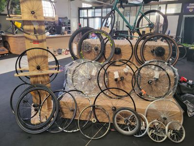 de nombreux types de vélos exposés dans un magasin