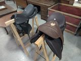 deux selles posées sur une table