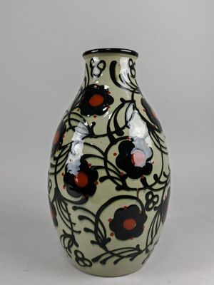 un vase orné d'un motif noir et rouge