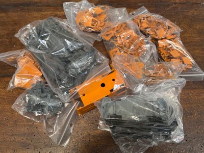 un tas d'objets divers posés sur une table en bois