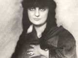 une vieille photo en noir et blanc d'une femme avec un oiseau sur l'épaule