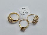 trois bagues en or serties de diamants sur un fond blanc