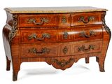 une commode en bois avec un plateau en marbre