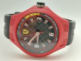 montre rouge et noire avec des aiguilles rouges et un bracelet en caoutchouc noir