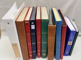 un grand nombre de livres empilés sur une table