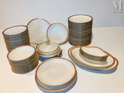 un grand nombre d'assiettes posées sur une table