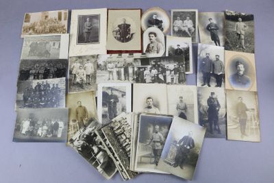 plusieurs vieilles photos en noir et blanc représentant des hommes et des femmes, posées sur une table