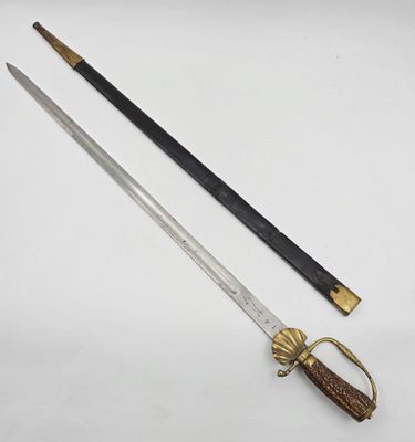 une vieille épée et un couteau posés sur une surface blanche