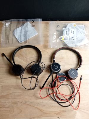 deux casques posés sur une table en bois