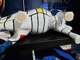 un jouet en forme de robot posé sur une table