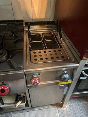 deux cuisinières placées l'une à côté de l'autre dans une cuisine