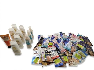 de nombreux types de produits de soins de la peau sur fond blanc