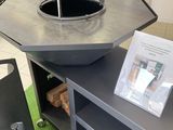 un poêle en métal sur lequel est posé un livre