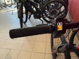 many bikes that are parked in a room