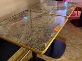 une table et un banc en marbre dans un coin de la pièce