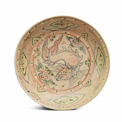 un bol orné d'un dragon sur un fond blanc