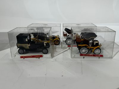 deux petites voitures dans une boîte transparente posée sur une table