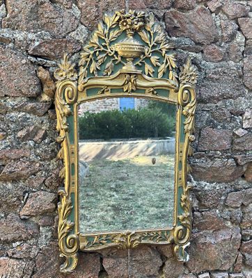 un miroir accroché à un mur, avec un mur en pierre en arrière-plan