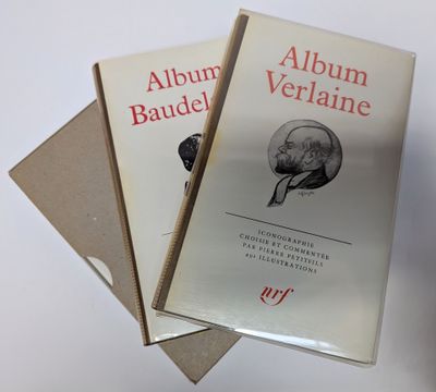 trois livres sont empilés sur une table