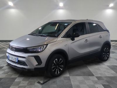 la voiture argentée est garée dans le garage sur un sol en damier