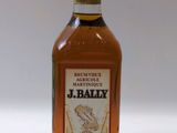 une bouteille de whisky posée sur une table