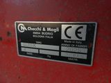 un gros plan d'un panneau apposé sur une machine rouge