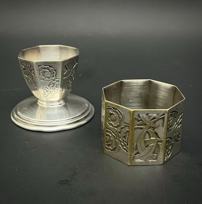 Coquetier et rond de serviette en métal argenté à décor d'él…