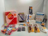 de nombreux objets posés sur une table