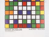 une image représentant une affiche de musée sur laquelle figurent des carrés colorés