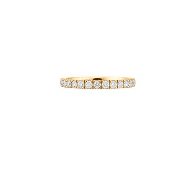 une bague en or jaune sertie de cinq diamants ronds sur fond blanc