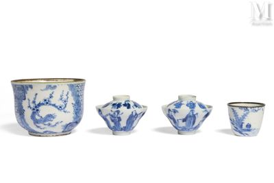 service à thé en trois pièces en porcelaine bleue et blanche, avec tasses et soucoupes