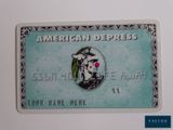 une carte de crédit American Express posée sur une table blanche