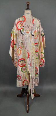 une photo d'une robe posée sur un mannequin, sur fond gris