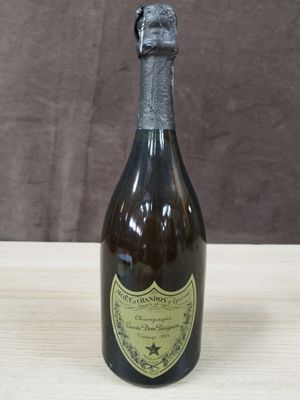 une bouteille de champagne posée sur une table en bois