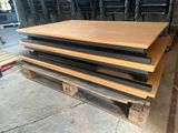 une pile de palettes en bois empilées les unes sur les autres