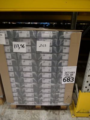 un grand nombre de boîtes posées sur une palette