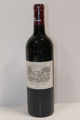 une bouteille de vin posée sur une table