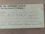 une photo d'une feuille de papier posée sur une table
