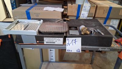 une table sur laquelle sont posées de nombreuses boîtes, chacune munie d'une étiquette de prix