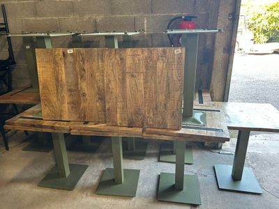 une table en bois et en métal