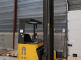 un chariot élévateur garé à l'intérieur d'un entrepôt