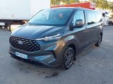 une fourgonnette Ford Transit grise de 2020 garée sur un parking
