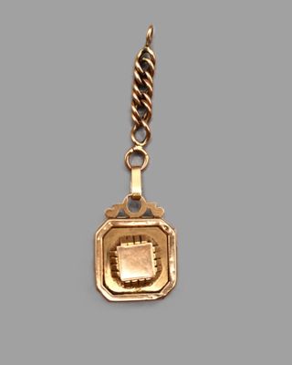 une image représentant un pendentif en or orné d'un petit carré